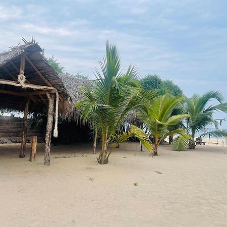 Surfing Beach Nilaveli Trincomalee Luaran gambar