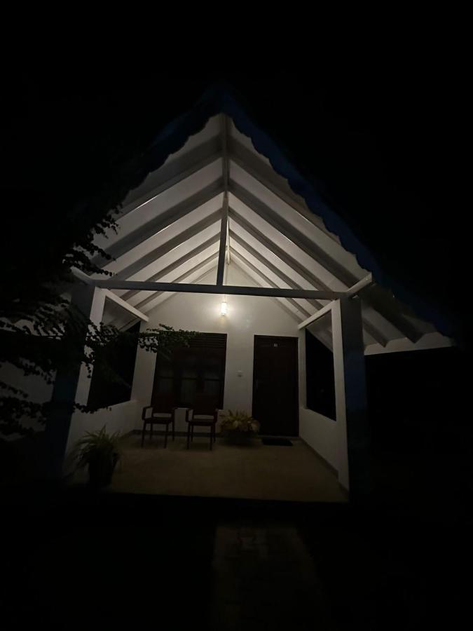 Surfing Beach Nilaveli Trincomalee Luaran gambar