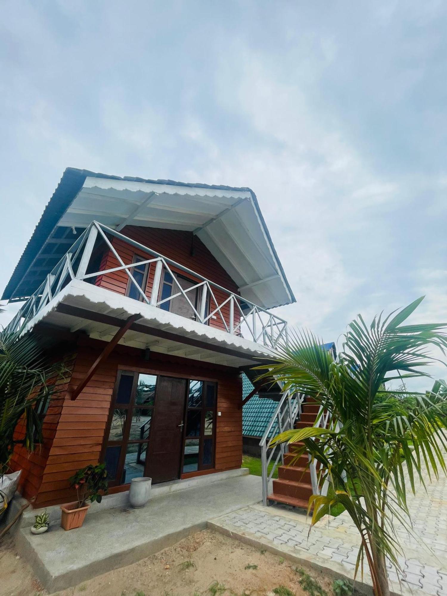 Surfing Beach Nilaveli Trincomalee Luaran gambar